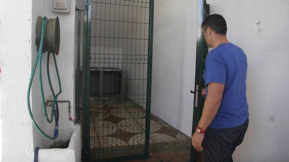 El veterinario municipal muestra el recinto temporal para los canes.