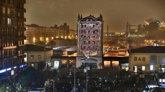 Monumental videoproyección sobre la estación de Adif, este sábado por la noche.