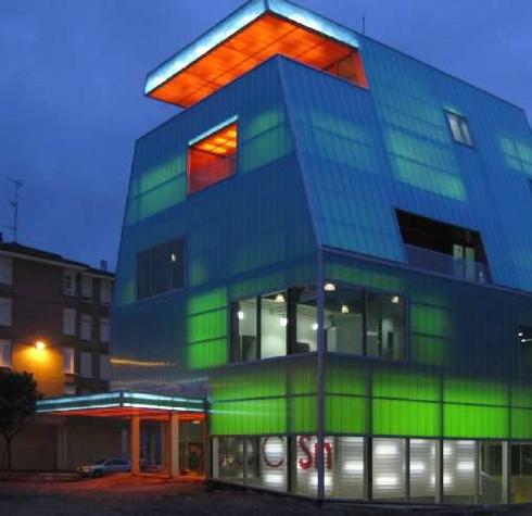 El original edificio que alberga la Casa de la Juventud en Santoña.