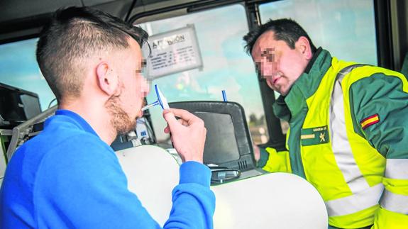 Un conductor realiza la prueba de detección de drogas durante una campaña desplegada por la Guardia Civil a nivel nacional.