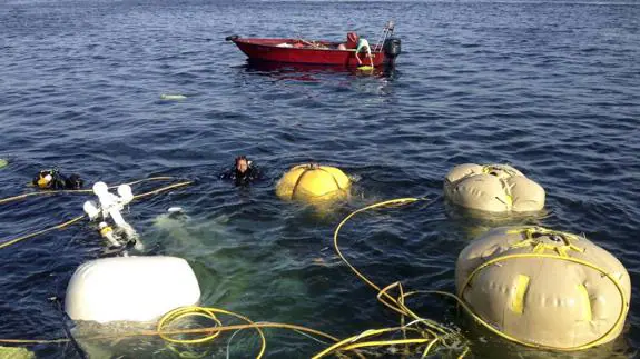 Los globos elevadores utilizados para reflotar el pesquero ‘Segundo Durán’, en Cambados (Galicia).