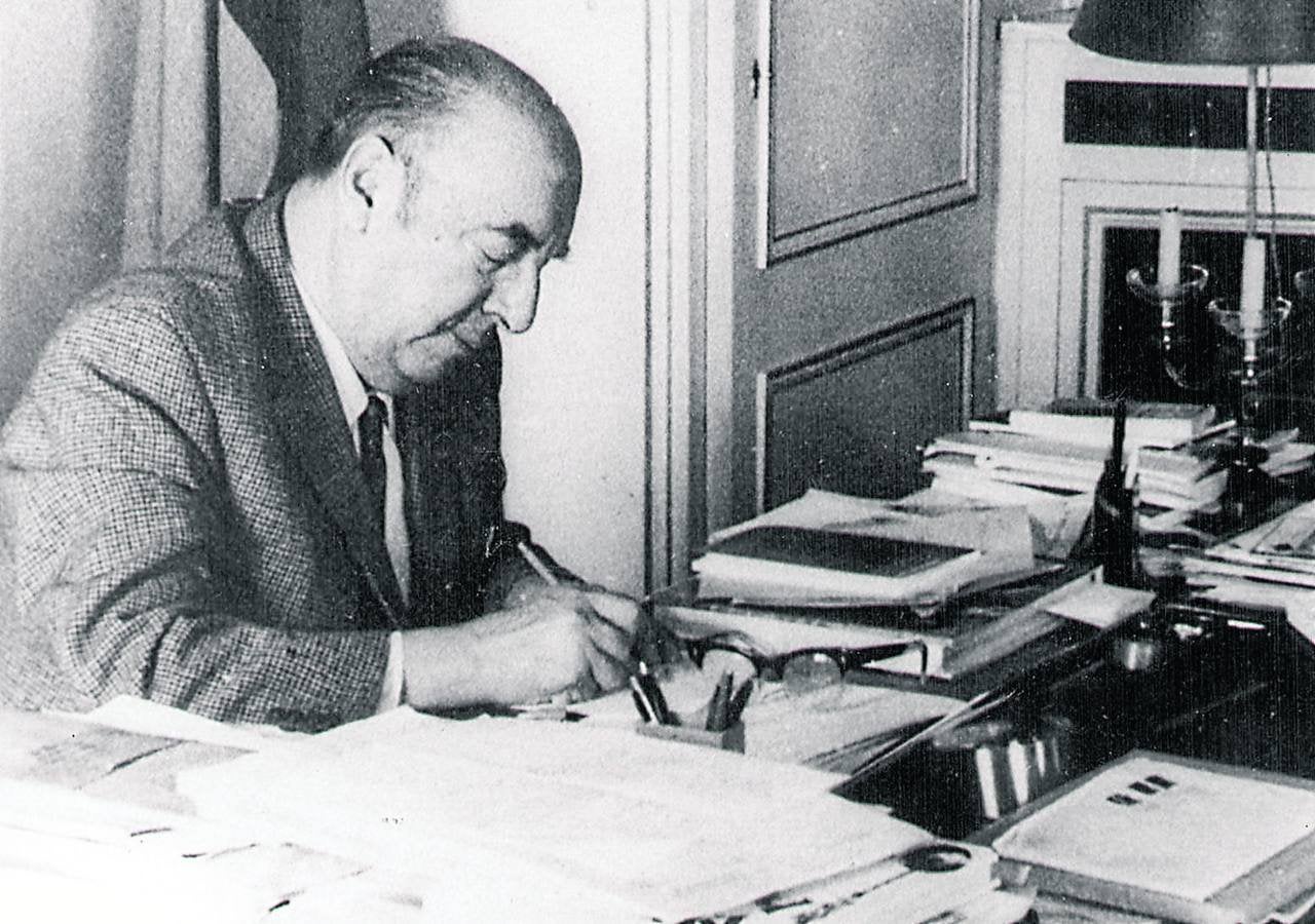 El autor de ‘Canto general’, Pablo Neruda, en su gabinete de trabajo