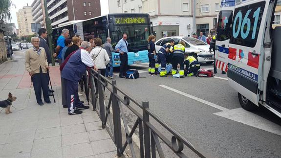 Los sanitarios atienden al hombre herido.