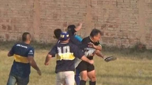Brutal paliza a un árbitro en Argentina tras pitar un penalti