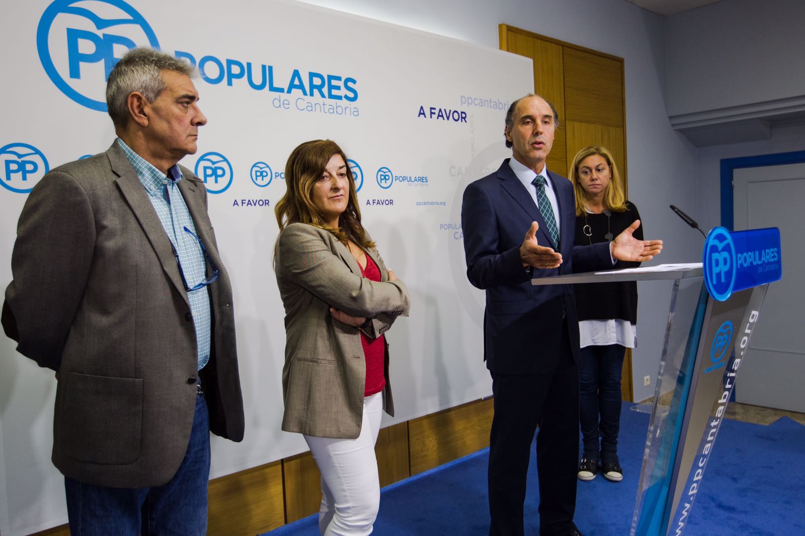 Diego durante su comparecencia, acompañado por Sáenz de Buruaga, Van Den Eynde y Mazas