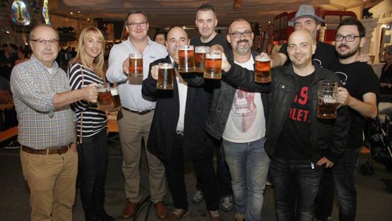 Brindis cervecero, ayer, primer día del festival que se celebrará hasta este domingo en Laredo.