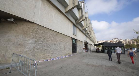 El estadio vallado para prevenir riesgos por el mal estado del edificio