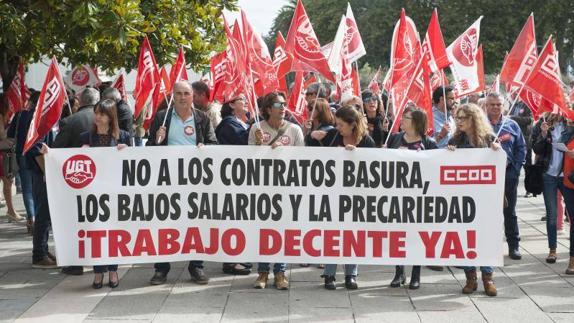 Concentración celebrada este viernes en Santander por el Día Mundial por el Trabajo Decente.