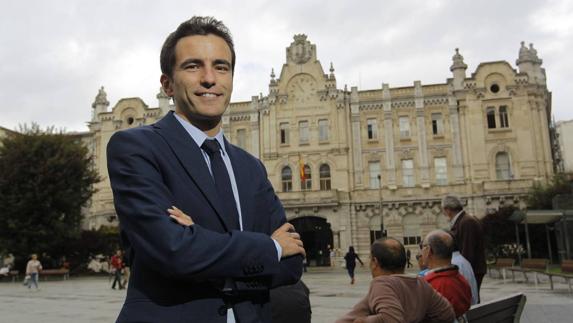 El secretario general del PSOE de Santander y portavoz municipal, Pedro Casares, ayer, delante del Ayuntamiento. 