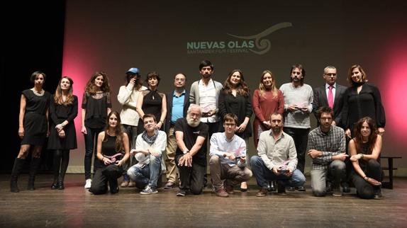 Foto de familia de los galardonados en esta edición junto con los organizadores del festival