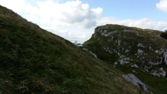 Momento en el que el helicóptero del Gobierno toma tierra para rescatar a la senderista.