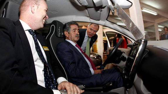 Revilla, en uno de los coches expuestos en la feria.