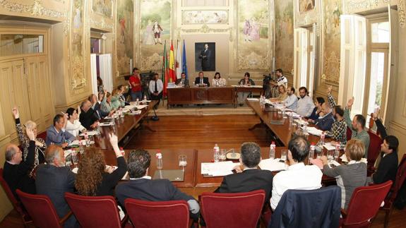 Imagen de archivo de un pleno en el Ayuntamiento de Torrelavega.