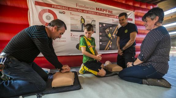 Demostración de primeros auxilios en el Palacio de Exposiciones de Santander