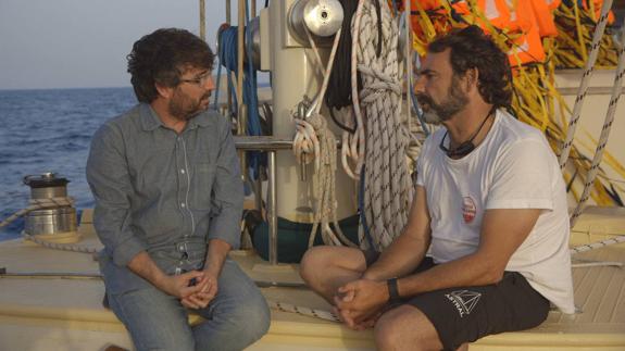 Évole charla en el ‘Astral’ con Óscar Camps, director de la ONG Proactiva Open Arms, en una escena del documental.