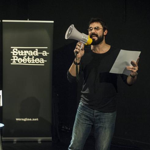 Acto de La Surada celebrado en el Café de las Artes con el poeta madrileño Miguel Angel Vázquez. 