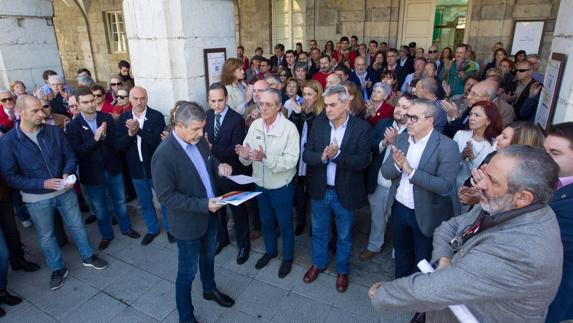 Un momento de la concentración celebrada este mediodía en el Parlamento de Cantabria, en la que el secretario general de Organización de la UnionGC, José Antonio García, ha leído un manifiesto.