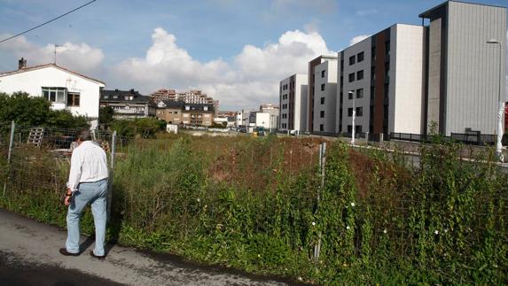La parcela se encuentra situada junto a los nuevos edificios residenciales de la Fundación Asilo. 