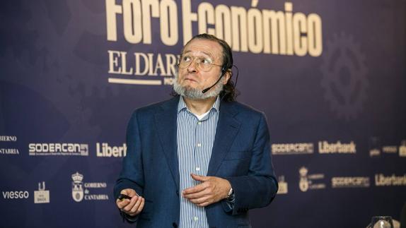 Santiago Niño-Becerra, durante su exposición en el Foro.