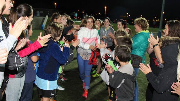 Carmen Pérez desfiló por un enorme pasillo que la hicieron todos los jugadores del Independiente Rugby Club.