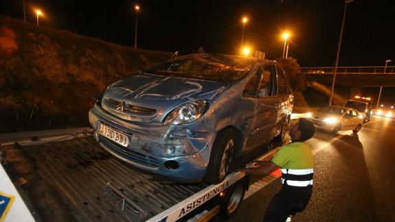 El coche quedó volcado en medio de la carretera.