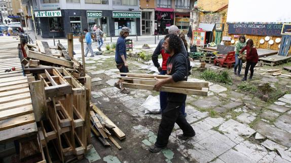 Trabajo de eliminación del graderío en el mes de mayo.-