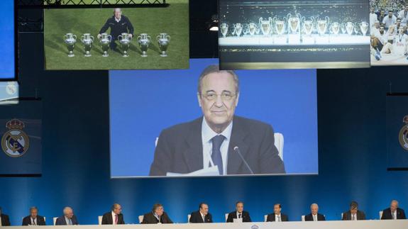 Momento de la asamblea del Real Madrid en el que se aprobó el nombramiento de Gento como nuevo presidente de honor del club.