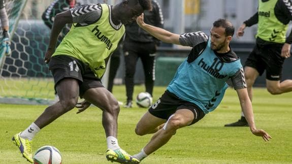 Kamal realiza una entrada sobre Coulibaly en un entrenamiento en La Albericia. 