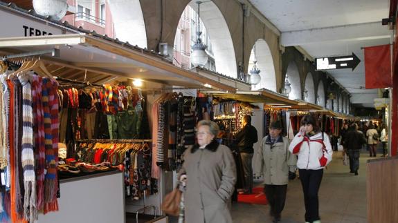 Los puestos navideños de Torrelavega se trasladarán este año de la plaza Mayor a la plaza de La Llama.
