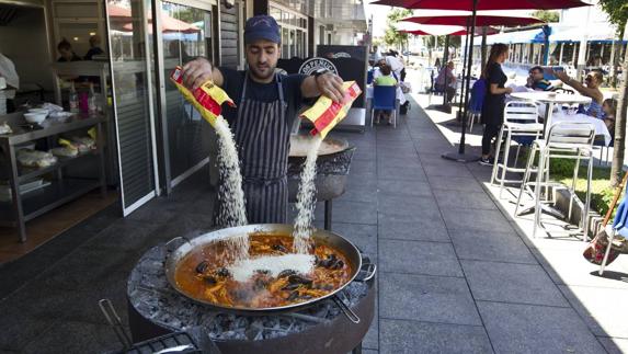 Trabajadores de hostelería, este verano en el barrio Pesquero.