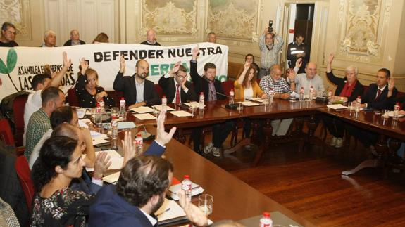 Los concejales votan uno de los puntos del orden del día del Pleno ordinario celebrado ayer. 