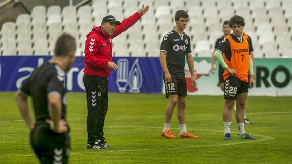 Ángel Viadero corrige a los jugadores sobre el césped de El Sardinero. De espaldas, Aquino sigue sus indicaciones.