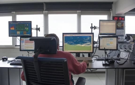 El Centro de Control es el cerebro del servicio, donde se gestiona cada movimiento que se realiza en el puerto y hasta 12 millas de la costa