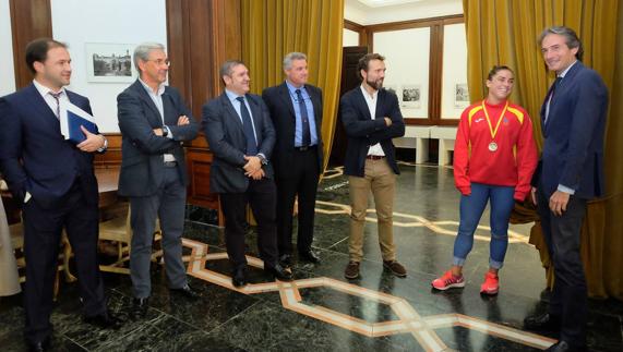 Acompañado por el concejal de Deportes, Juan Domínguez,  y otras autoridades, De la Serna felicitó a la deportista por el triunfo conseguido junto a la selección española el pasado 15 de octubre.