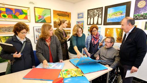 Reunión del jurado del concurso analizando las obras presentadas.