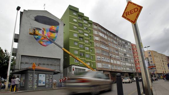 Intervención del artista urbano Okuda dentro del festival Desvelarte, impulsado por Santander Creativa