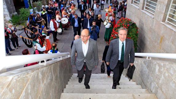 Recibimiento ofrecido a Iñaki Gabilondo en el acto celebrado ayer en San Vicente de la Barquera.