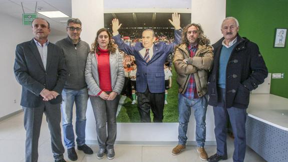 Víctor Diego,Sonia Díaz, Fernando Trío y Tuto Sañudo, junto a la imagen de Yosu.