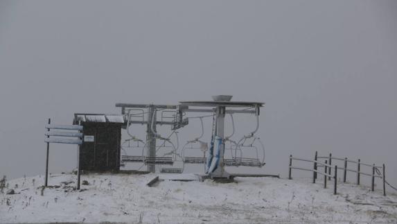 La primera nevada de la temporada, en la estación de esquí de Alto Campoo..