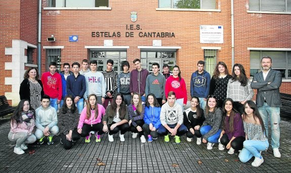 Alberto Luna y Carolina Serrat, profesores del centro, junto a los estudiantes Ana Ceballos Cuevas, Cristina Andrea Miu, Emma Martín Terán, Maria Fernández González, Rebeca Tezanos Lombilla, Jagoba Abrisketa Cuesta, Paula Fernández Alonso, Rubén Fernández Alonso, Saioa Aguirre Polanco, Elisa Antón Parra, Lucía González Sobrado, María Vega Argüeso, Miranda Castillo Díaz, Sara Gutiérrez Terán, Sara Abad Fuentes, Adrián Fernández Polanco, Borja Ortiz Ceballos, Esteban Martín Gómez, Sebastián Opitz Ramos, Carlos Pedrosa Nicolau, Ionut Cosmin Ifrosa, Mario González Kendrik, Miguel Pedrosa Ceballos y Óscar Gómez Sánchez. 