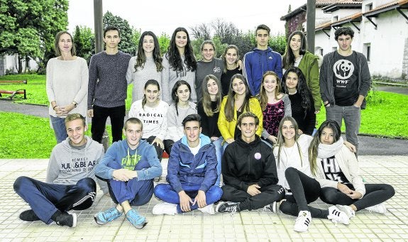  Isabel Rey, profesora del centro, junto a los estudiantes Cristina Regato Navedo, Paula Taborga García, Rebeca Girón de Lucca, Teresa Blanco Salvarrey, Ángel Ruiz Portilla, Diego Cruzat Russell-Jones, Iván Bedia Viscarolasaga, Rubén Carral Madrazo, Lian de la Fuente Diego, Martín Ruiz Higuera, May Belmonte Muñoz, Tamara del Estal García, Julia Calatayud Martín, Muriel Díaz Villalba, Patricia Villaverde Germán, Patricia Moreno Herrero, Pilar Salas Merino, Cristina Martín Casado, Fátima Rym Hannache Vidal, Ricardo Diego Gutiérrez, Marta Lavín Ruiz, Noelia Martín Espinosa y Pablo Gutiérrez Bedia.