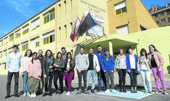 La directora del centro, Adoración Rodríguez, y los profesores José Luis Martín y Óscar Domínguez, con los alumnos Andra Frentescu, Angélica Urdaneta Ruiz, Cristian Ortiz Fernández, Belén Fernández Pino, Mario Vázquez Uribe, Nuria Sánchez Muñoz, Ainara San Sebastián Arteche, Carla Vélez Collado, María Faustino De Melo, María Ruiz Ruiz, Lautaro Ibáñez Villareal, Rubén Montes Llata, Sergio Polanco Cimiano, Loreto Díez López, Lucía Blanco Ferrao y Manuel Villameriel Rodríguez-Parets. 