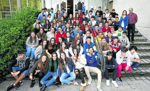 Los profesores Olga Gómez y José Miguel Eguren, con los alumnos Clara Olavarría Cueto, Gonzalo Sánchez Cobo, José Manuel Pérez Puente, Luis San Sebastián Sámano, Mario Pisano Martín, Claudia Díez Iglesias, Estela, Mercedes, Noelia Cantero García, Yarina Alonso, Elena Calderón Fernández, Erin Vidiella Martínez, Irati Peña Iglesias, Raquel González Revuelta, Teresa Renero San Miguel, Eduardo González Manuz, Juan Herrera Gutiérrez, Mario Gutiérrez Pérez, Pablo Mantilla Mata, Anatoio González González, David Fernández Martínez, José Calle Macho, Pablo Quintanilla Fernández, Sergio García Sánchez, Aida Mallavia Merino, Carla Padín Sáiz, Carmen Buendía Cimiano, Coral De La Guerra Cayón, Tomás Bárcena Lavín, Antonio Dosal Mallavia, Diego Sainz de Baranda Velar, Fidel Linares Tresgallo, Izan Arenal Ramón, Néstor González Iglesias, Cristina Revuelta Díaz, Inés González Ortiz, Laura Bolado López, Paula Sámano Sánchez, Aida Sainz Pozueta, Alicia Pelayo de Paz, Carmen García Sánchez, Laura Fernández Ortiz, Belén Niembro Rodríguez, Celia Álvaro Juanes, Celia Rodríguez Díaz, Clara Herrera Puente, Daniel Tausia Díaz, Denís Barreda Menéndez, Jesús Quintana Fernández, Luis Miguel Gutiérrez Ruiz, Andrea Barquín García, Carmen Zarrabeitia Salcedo, Claudia Crespo Gutiérrez, Natasia Castañeda García, Raquel Margotan Barquinero, Aida González Corral, Lucía Sánchez Díez y Miguel Crespo Visea.