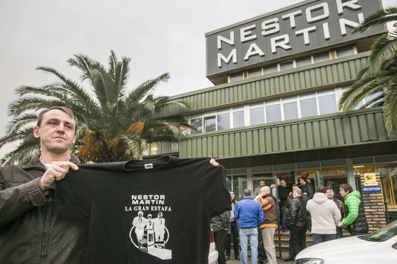 Un trabajador de Nestor Martin el día que cerró la fábrica el pasado febrero