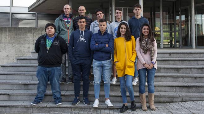 Ramón Rueda, director del instituto, junto al profesor Antonio Ruiz, acompañando a los estudiantes Catalina Mocanu, Daniela Ruiz Galeano, María Mazo Fernández, Diego Alonso Ugalde, Marcos León Barrios, Marcos Perera Hazas, Alejandro Terán Jaén, Francisco Javier Saiz de la Maza Ramírez, José Manuel Fernández Alvarado y Santiago Blanco Acebo.