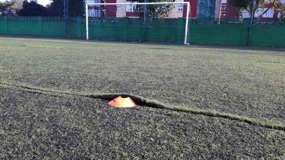 Mal estado del campo de fútbol de La Albericia.