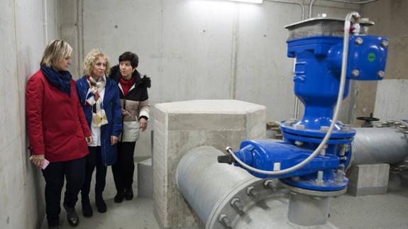 La vicepresidenta con la alcaldesa de Camargo y la directora de Acuaes durante la inauguracion de la conexión de Camargo a la Autovía del Agua. 