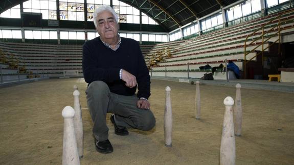 Serafín Bustamante, virtual presidente de la FCB, posa ayer en la bolera Severino Prieto de Torrelavega.