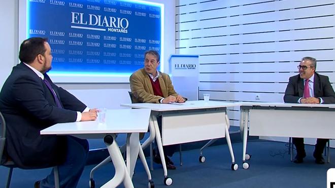 El subdirector de El Diario, Jesús Serrera, modera el debate en el que han participado Rubén Gómez de Ciudadanos (izquierda) y Pedro Hernando del PRC (derecha).