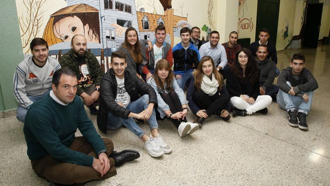 El director del centro,Ricardo Pastor, y el profesor Mario Wünsch, acompañados de los alumnos José Carlos Canela Soto, Daniel Antonio Jiménez Galván, Eduardo Colino Aguilar, Ismael Mimoso Antón, Raquel Díez Solares, Roberto González Ventosa, Isabel Fallanza Herrera, Sara González Revuelta, Saray González González, Saúl Ruiz Barroso, Yolanda Nuñez Ruiz, Hugo Pérez Cortavitarte, Jorge San Juan Ruiz, José Carlos Canela Soto, Pedro Benito Llanillo y Sergio Tresgallo Gallo.